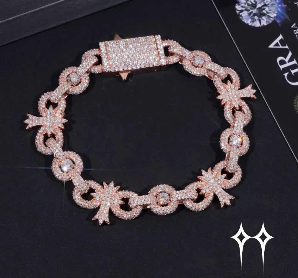Pulsera con eslabones cubanos y cruz infinita con incrustaciones de diamantes en estilo hip hop.