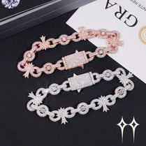 Pulsera con eslabones cubanos y cruz infinita con incrustaciones de diamantes en estilo hip hop.