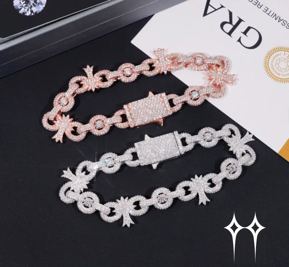 Pulsera con eslabones cubanos y cruz infinita con incrustaciones de diamantes en estilo hip hop.