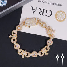 Pulsera con eslabones cubanos y cruz infinita con incrustaciones de diamantes en estilo hip hop.