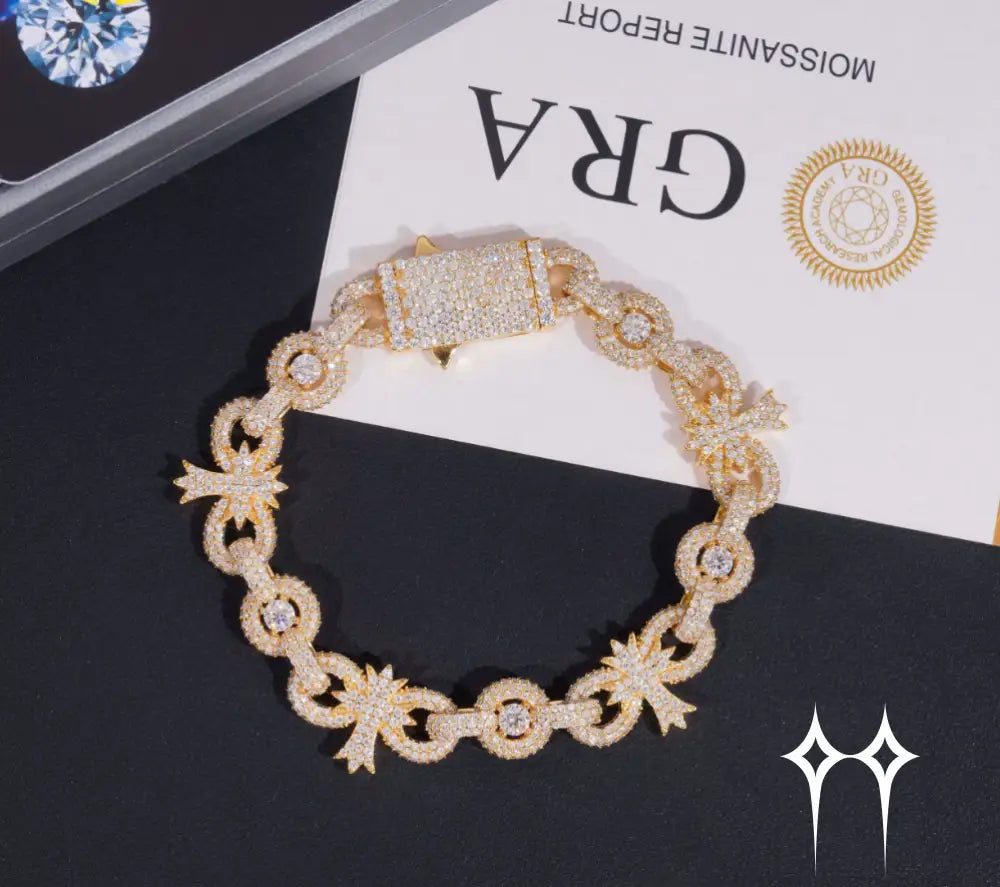Pulsera con eslabones cubanos y cruz infinita con incrustaciones de diamantes en estilo hip hop.