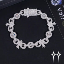 Pulsera con eslabones cubanos y cruz infinita con incrustaciones de diamantes en estilo hip hop.
