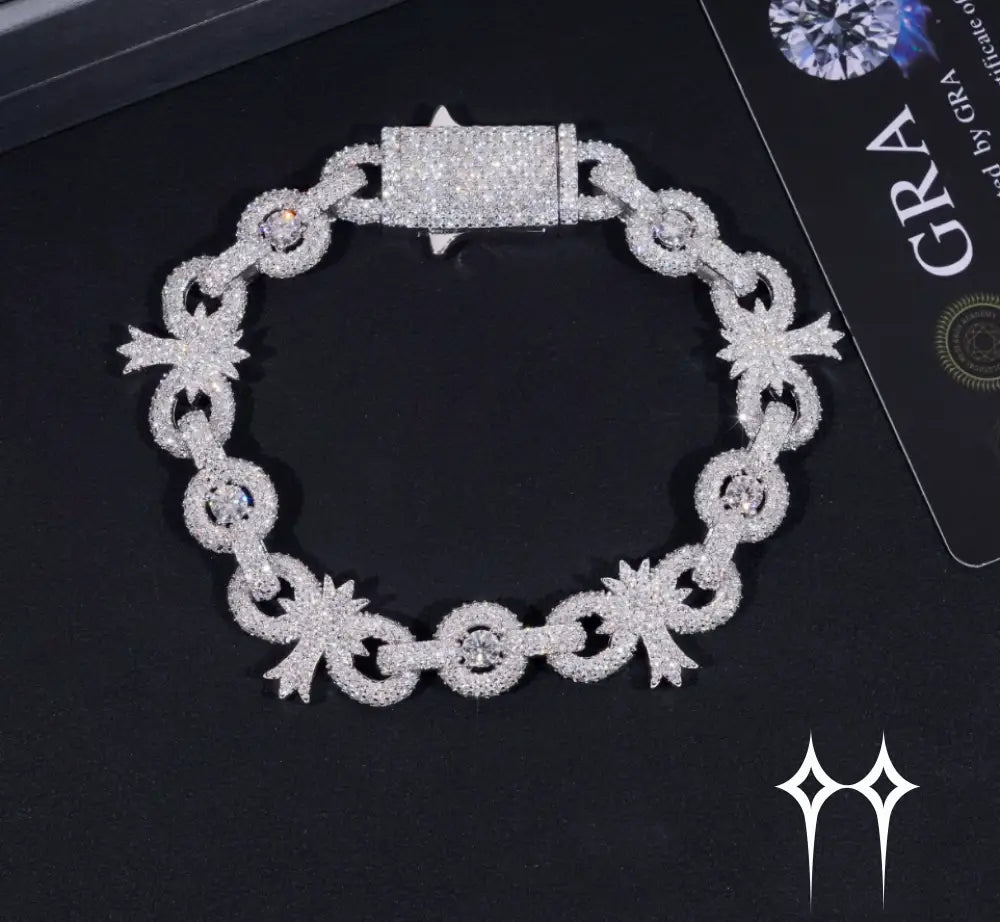 Pulsera con eslabones cubanos y cruz infinita con incrustaciones de diamantes en estilo hip hop.