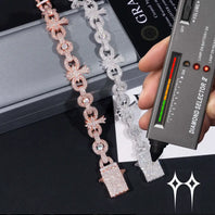 Pulsera con eslabones cubanos y cruz infinita con incrustaciones de diamantes en estilo hip hop.