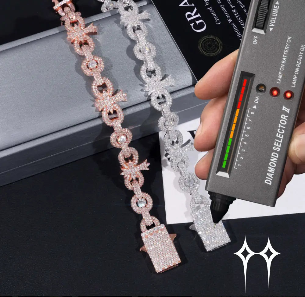 Pulsera con eslabones cubanos y cruz infinita con incrustaciones de diamantes en estilo hip hop.