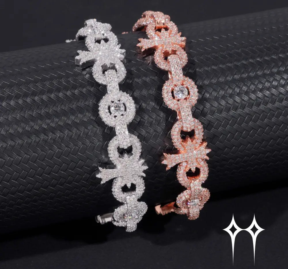 Pulsera con eslabones cubanos y cruz infinita con incrustaciones de diamantes en estilo hip hop.